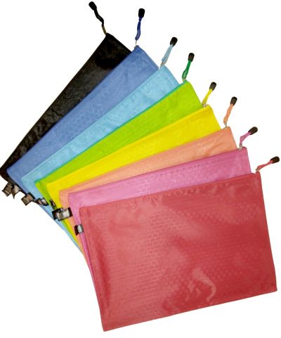 Папка с цип В4, промазан плат, черна